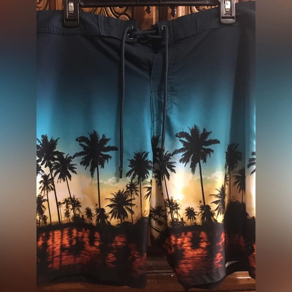 Mens Tropical Surf 🏄‍♂️ shorts - Picture 2 of 10